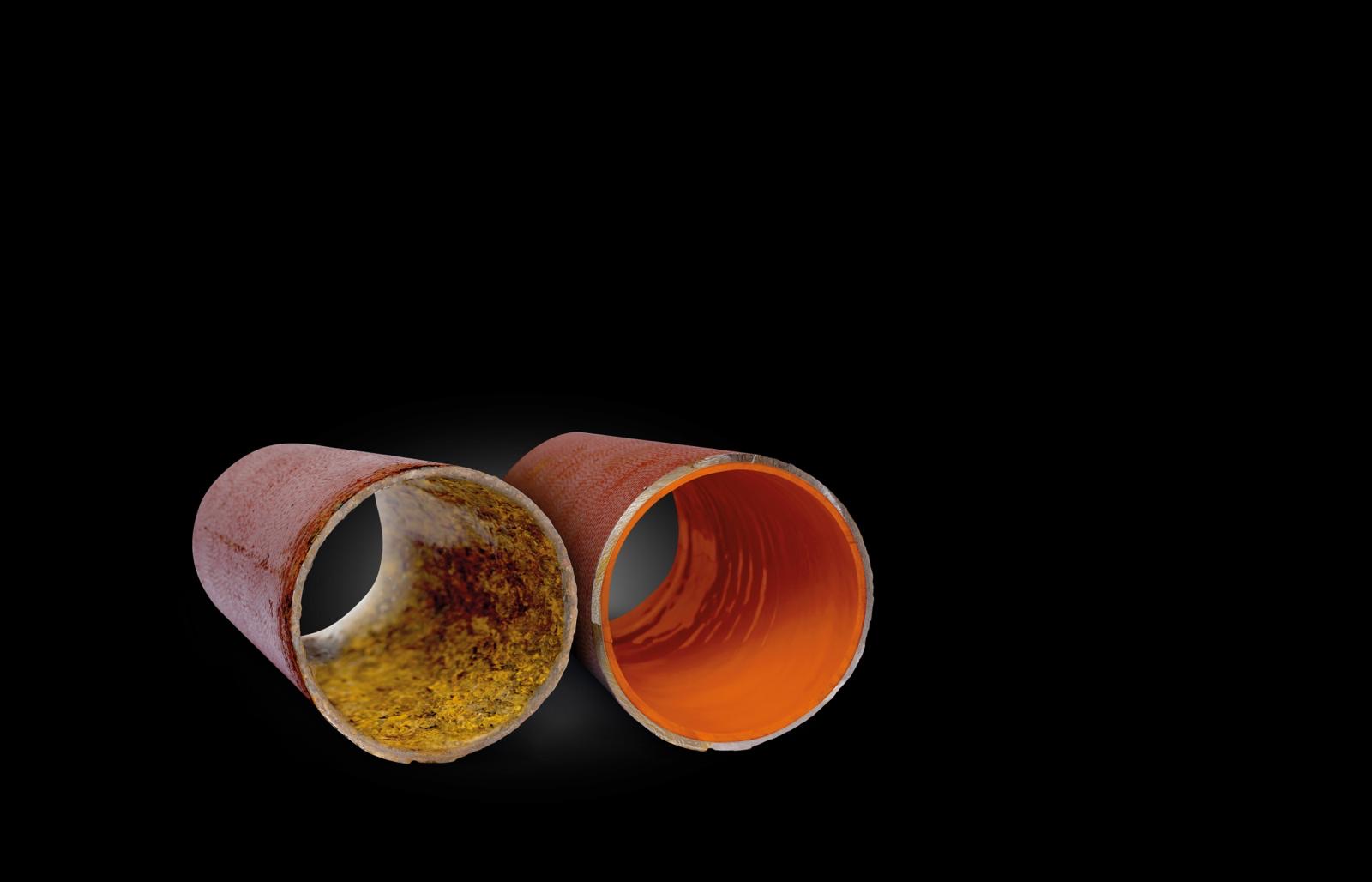 Echtes Rohr im Vorher-Nachher-Vergleich: links verrostetes Gussrohr, rechts mit RabbitResin Innenbeschichtung
